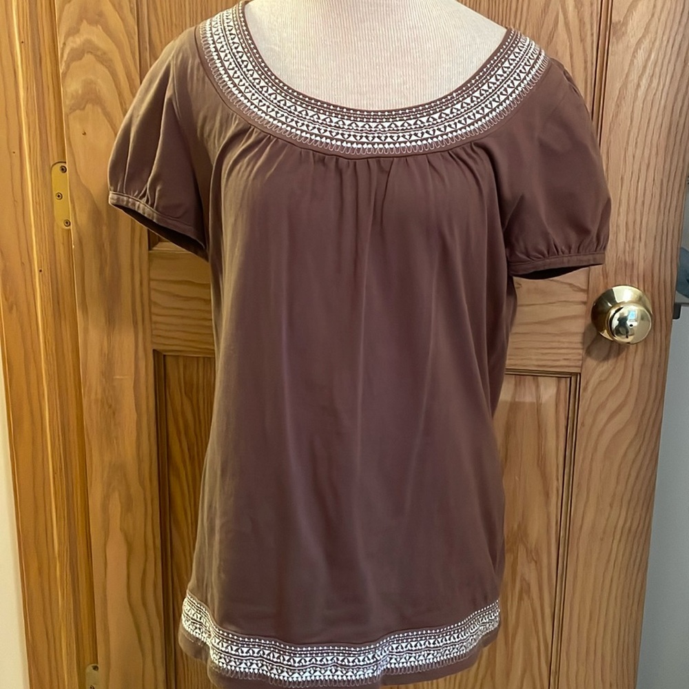 Brown short sleeve shirt with scoop neck and 2” braid on neckline & bottom hem